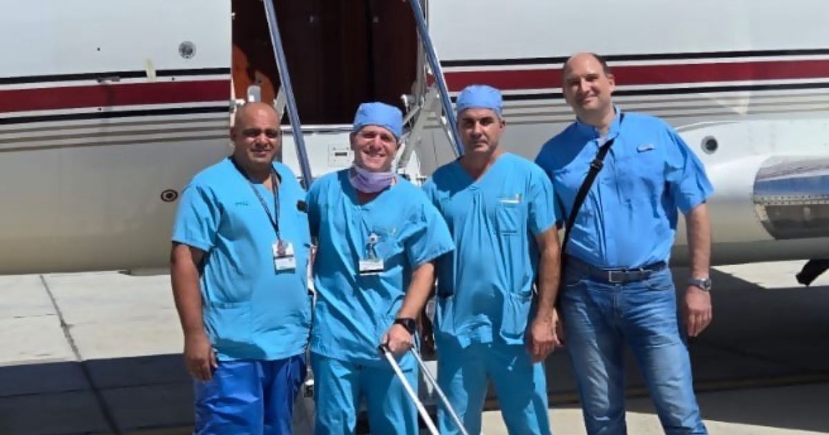 ימין לשמאל: ד"ר יורי פייסחוביץ מנהל המחלקה לניתוחי חזה, סניאן אל חאג', מפעיל מכונת לב ריאות, ד"ר בן בן אברהם מנהל השירות לאי ספיקת לב במערך הקרדיולוגי ומג'די כבהה, אח חדר ניתוח בבית חולים בילינסון מקבוצת כללית