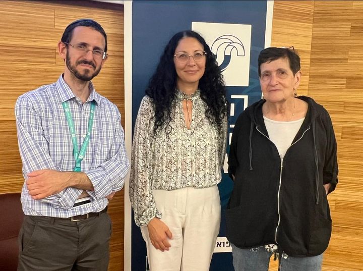 בתמונה מימין לשמאל: פרופ׳ חנה מנדל, מומחית לרפואת ילדים ומחלות מטבוליות, ד״ר נטלי איבגי אוחנה, מנהלת חברת MINOVIA וד״ר שלומי פרץ, מנהל המערך הנוירולוגי