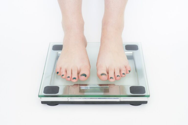 hand-person-girl-leg-finger-food-weight-fat-950856-pxhere